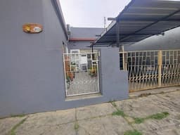 Casa 4 ambientes con amplio parque y cochera - G. de Laferrere.-