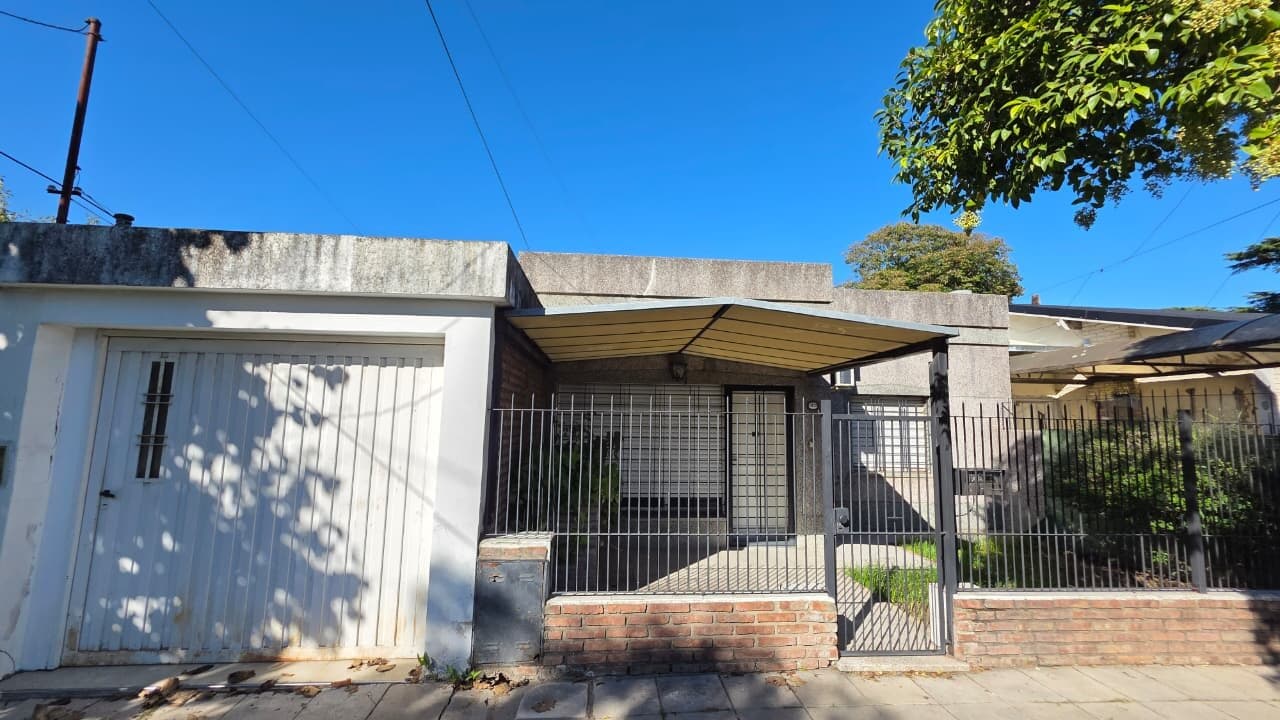 CASA 4 AMBIENTES EN VENTA EN CASTELAR NORTE — foto 1