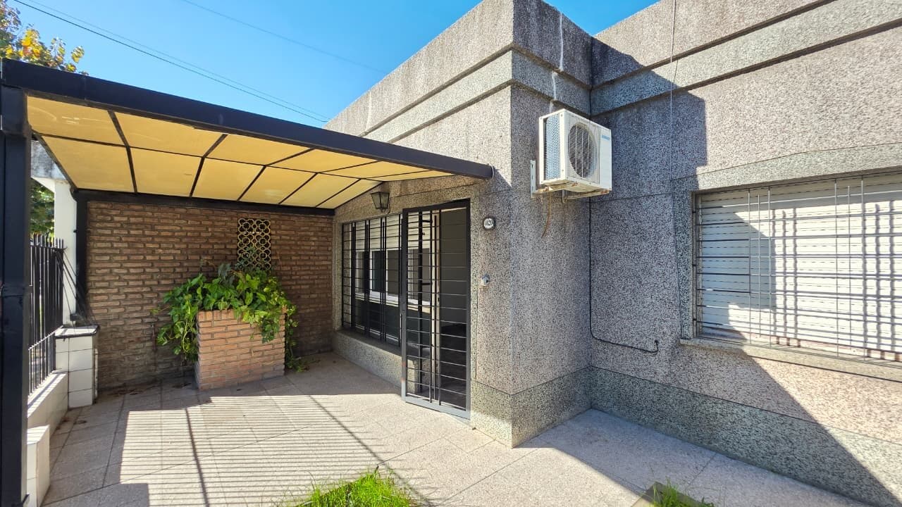 CASA 4 AMBIENTES EN VENTA EN CASTELAR NORTE — foto 2