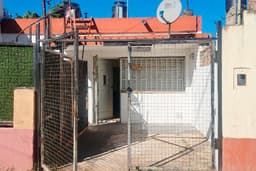 CASA 2 DORMITORIOS CON ESPACIO PARA VEHICULO SANTIAGO 4551 B