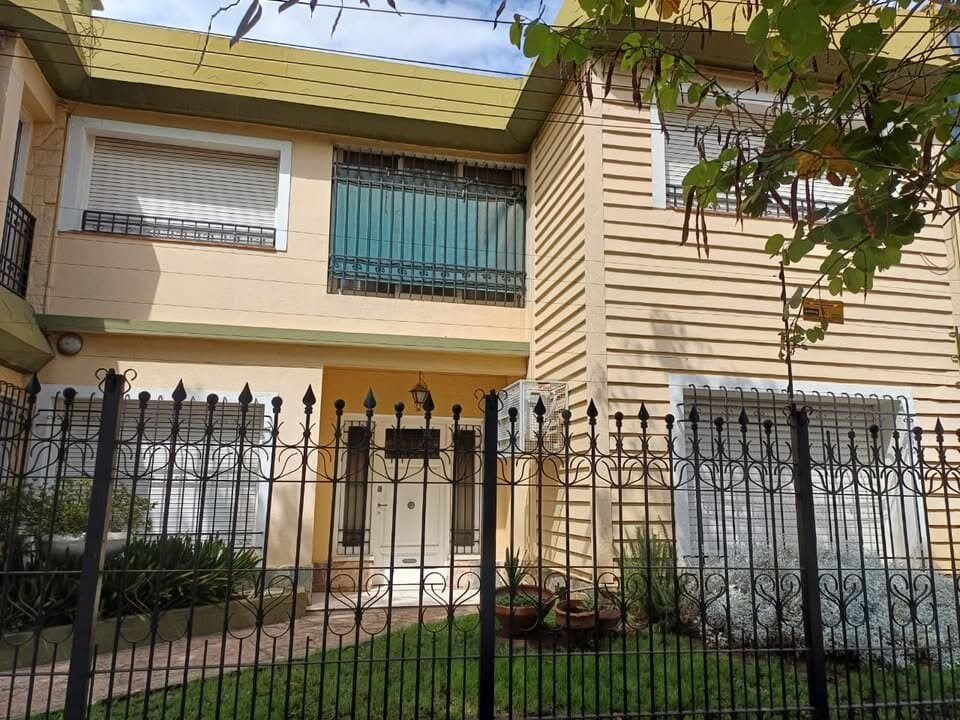 Hermosa casa de 4 dorm. OPORTUNIDAD A. Sabattini 4360 — foto 1