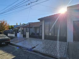 VENTA | Casa de 2 dormitorios con amplio terreno y jardín - Bartoloni 74