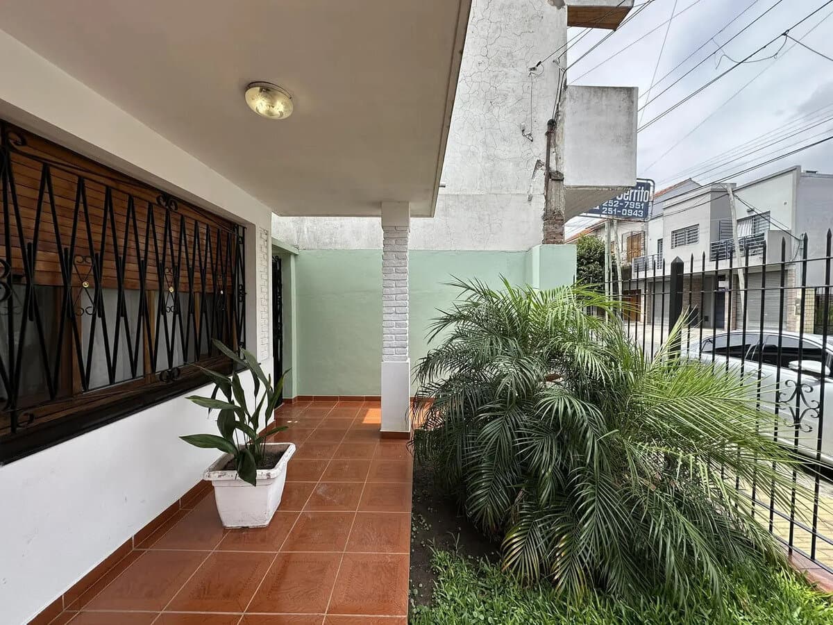 CASA CON FONDO LIBRE Y PILETA — foto 3