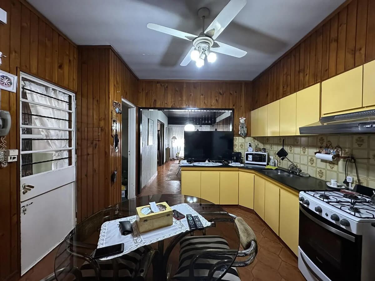 CASA CON FONDO LIBRE Y PILETA — foto 9