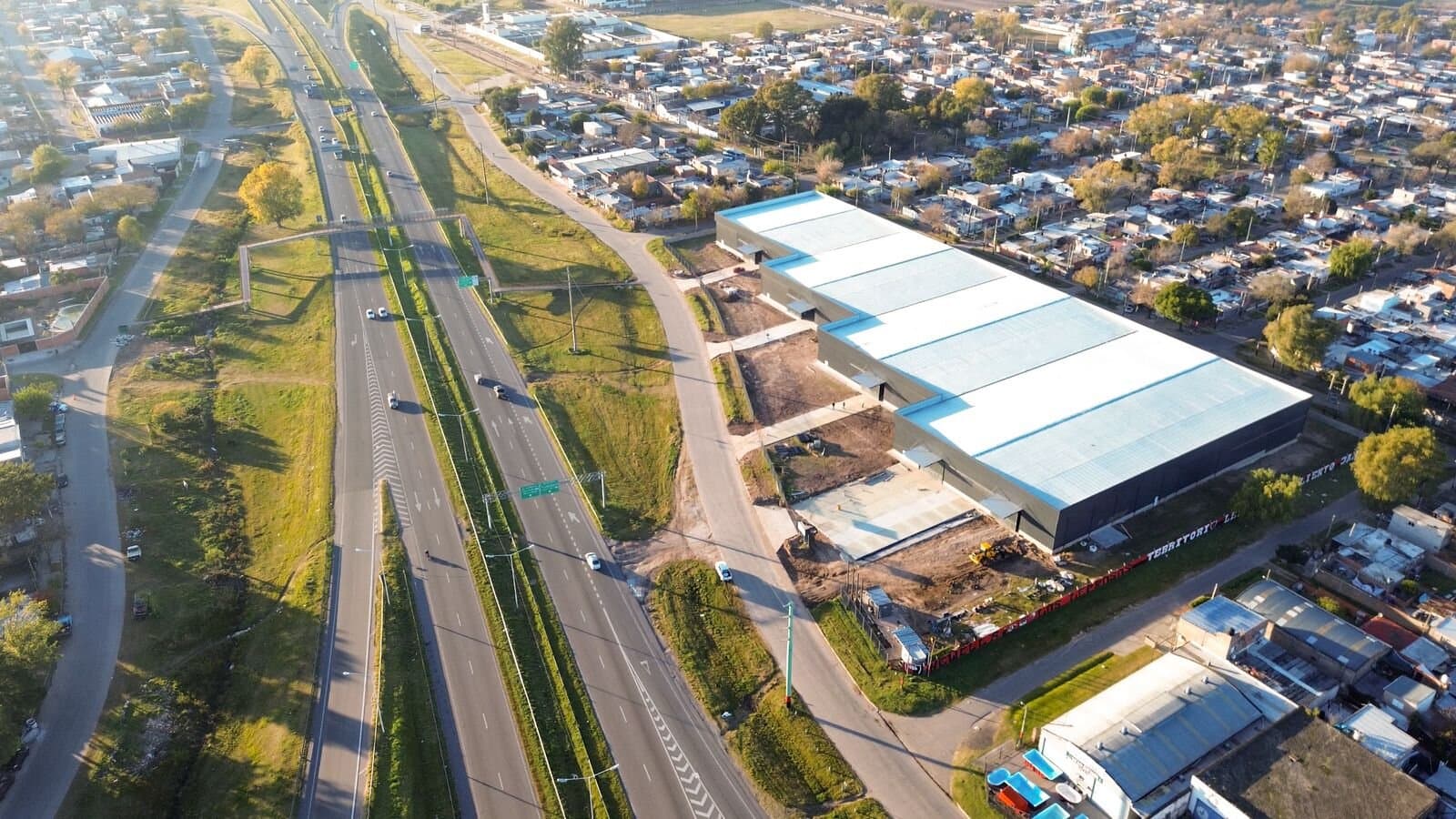 NAVE INDUSTRIAL CIRCUNVALACION Y AUTOPISTA — foto 1