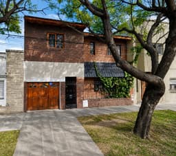 Casa 4 dormitorios con Cochera, Patio con pileta, Terraza | Saavedra 1770.