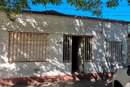 IMPERDIBLE CASA A RECICLAR 2 DORMITORIOS CON PATIO CASACCIA Y ESTEBAN DE LUCA