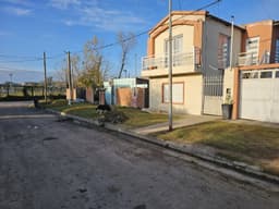 VENTA | Casa de 1 dormitorio con patio y espacio para vehículo! Montenegro e/ Los Cardenales y Los Pescadores