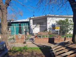 Casa de 3 dormitorios con cochera pasante . PARQUEFIELD