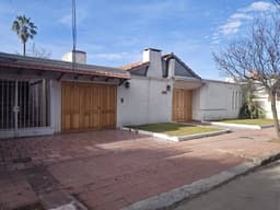 Casa con Pileta, Quincho y Oficina a metros de Av. Rafael Núñez | Apta Crédito
