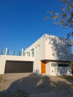 Hermosa casa en Puerto Roldán, calle Los quebrachos, lote 312.