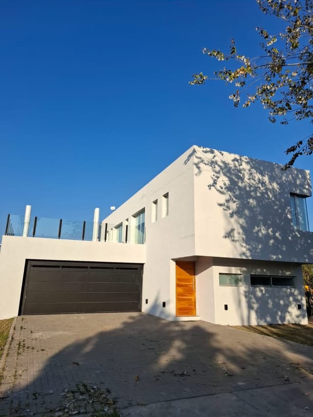 Hermosa casa en Puerto Roldán, calle Los quebrachos, lote 312.