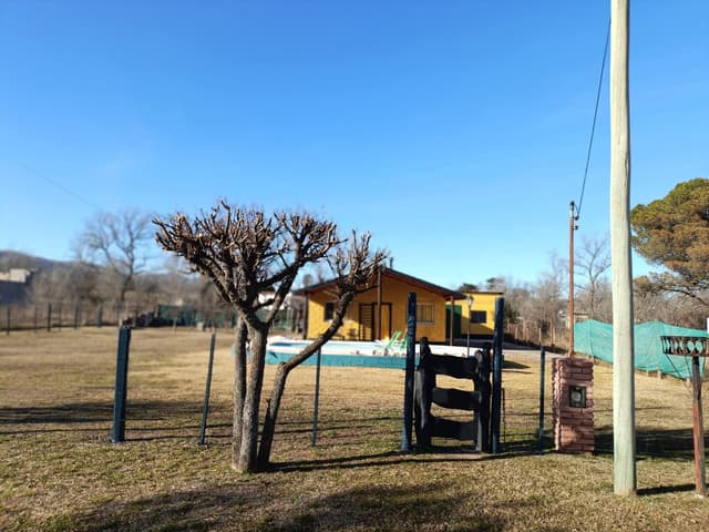 Casa, Jardín, Pileta y Galpón... algo más