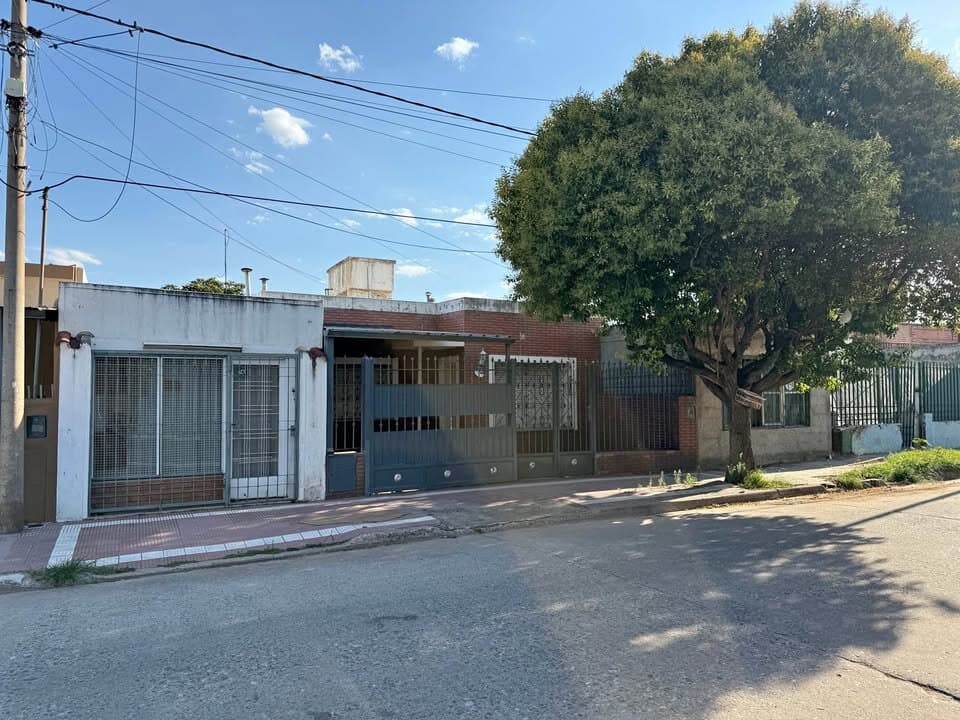 006 Casa de 3 Dormitorios con Patio y cochera APTA CRÉDITO — foto 1