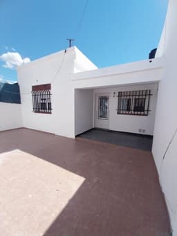 Casa con patio y cochera - 2 dormitorios - Marcelo T de Alvear 5400