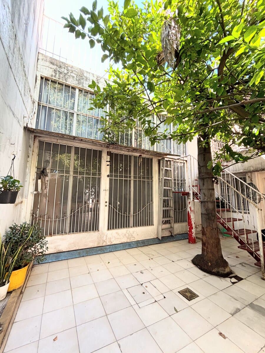 CASA 3 DORMITORIOS CON PATIO Y 2 COCHERAS BARRIO PARQUE — foto 6