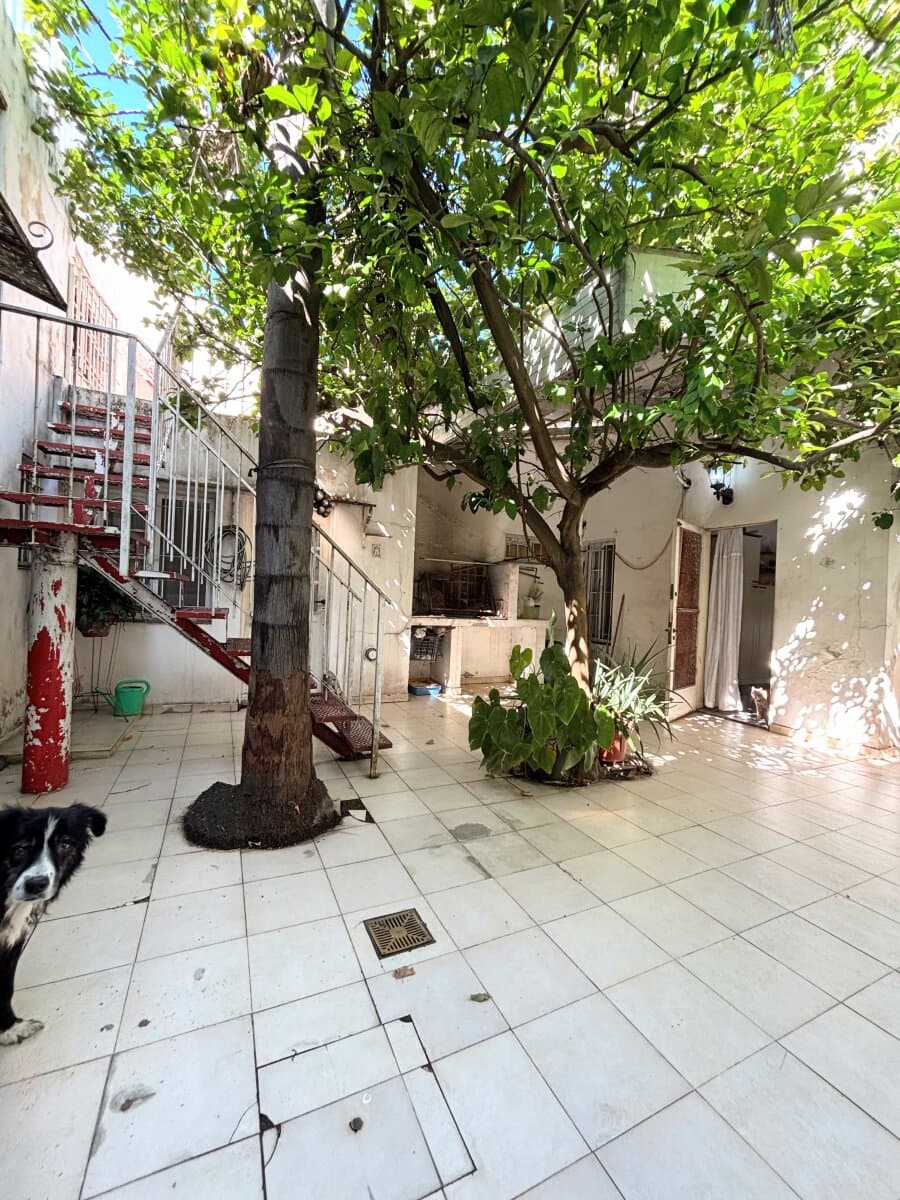 CASA 3 DORMITORIOS CON PATIO Y 2 COCHERAS BARRIO PARQUE — foto 8