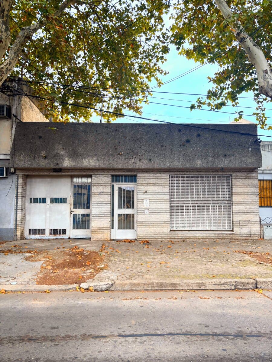 CASA 3 DORMITORIOS CON PATIO Y 2 COCHERAS BARRIO PARQUE — foto 9