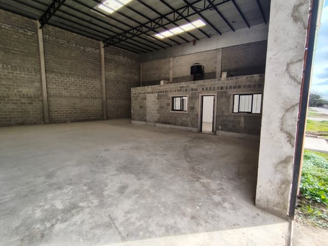 ALQUILO NAVES INDUSTRIALES DE 400 M2 CON OFICINA EN LOS BOULEVARES
