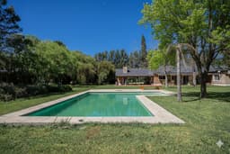 EN VENTA. MERCEDES. CHACRA 3 HA. CASA 5 AMBIENTES. QUINCHO. PILETA. CANCHA DE FUTBOL.