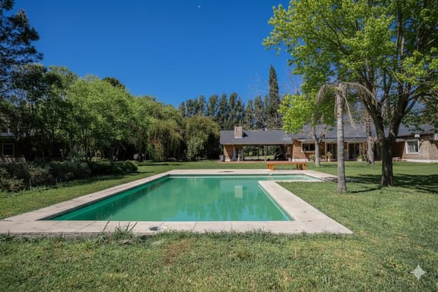 EN VENTA. MERCEDES. CHACRA 3 HA. CASA 5 AMBIENTES. QUINCHO. PILETA. CANCHA DE FUTBOL.