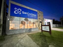 LOCAL por YRIGOYEN zona comercial con ALTO TRANSITO