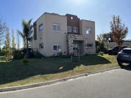 Casa Moderna En Lote Central. Barrio Cerrado Pilar Del Este. Santa Guadalupe
