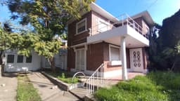 Amplia casa 3 dormitorios, cochera y ambientes adicionales - OPCION USO COMERCIAL