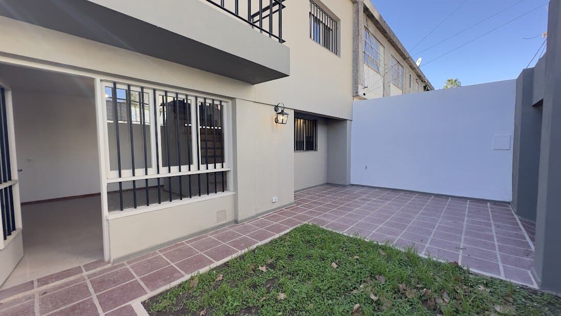 Alberdi: casa 2 dormitorios, con cochera, patio y terraza — foto 4