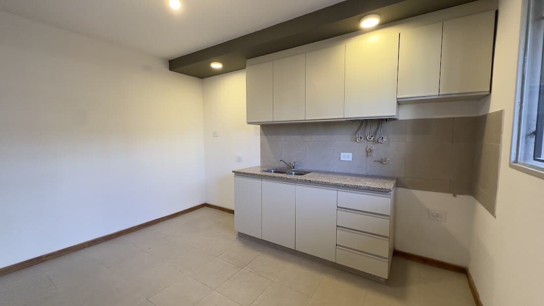 Alberdi: casa 2 dormitorios, con cochera, patio y terraza — foto 9