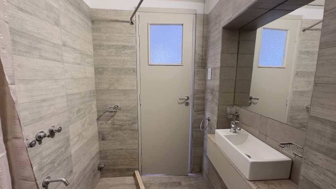 Alberdi: casa 2 dormitorios, con cochera, patio y terraza — foto 15