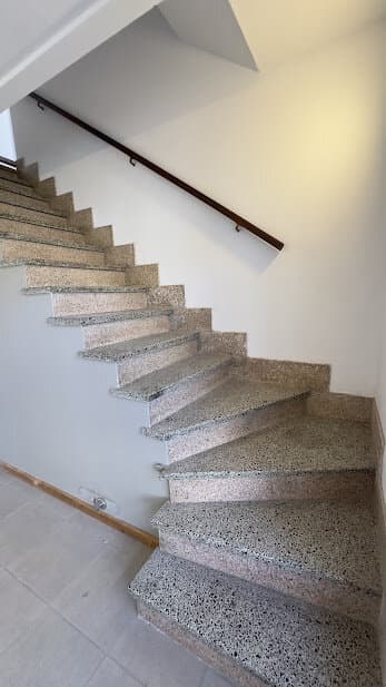 Alberdi: casa 2 dormitorios, con cochera, patio y terraza — foto 12