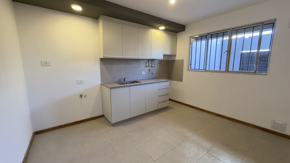 Alberdi: casa 2 dormitorios, con cochera, patio y terraza — foto 10