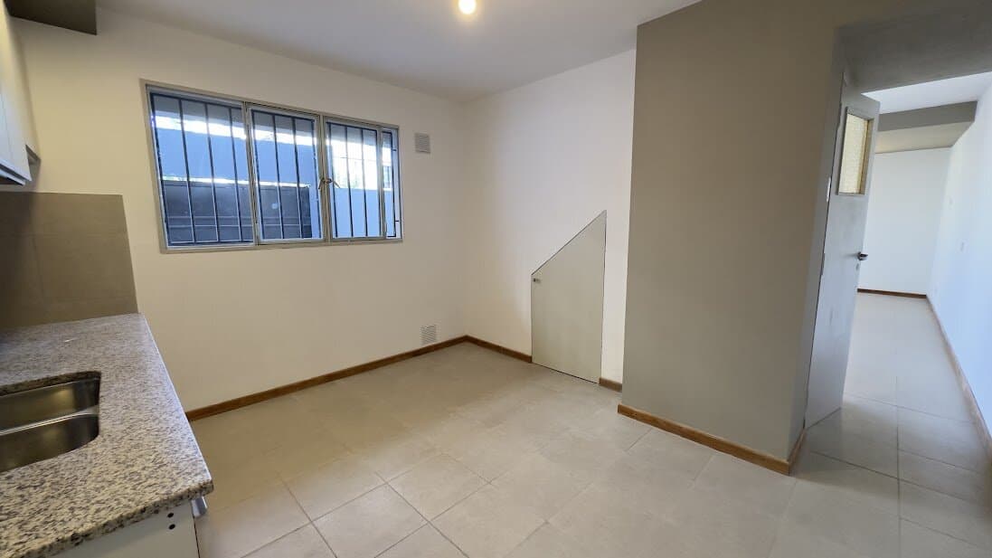 Alberdi: casa 2 dormitorios, con cochera, patio y terraza — foto 11