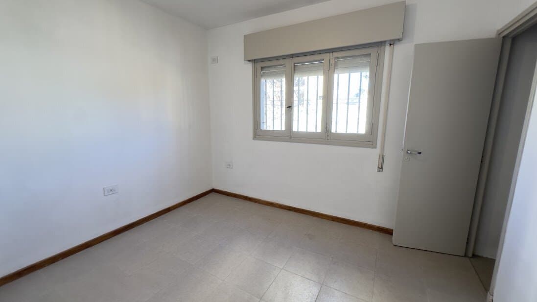 Alberdi: casa 2 dormitorios, con cochera, patio y terraza — foto 13