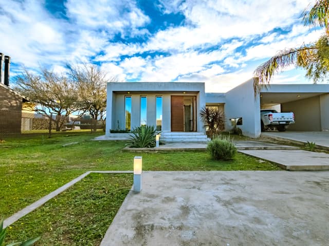 CASA DE 4 DORMITORIOS CON AMPLIA GALERIA, PILETA, SAUNA Y ASADOR. COUNTRY LA CASCADA GOLF