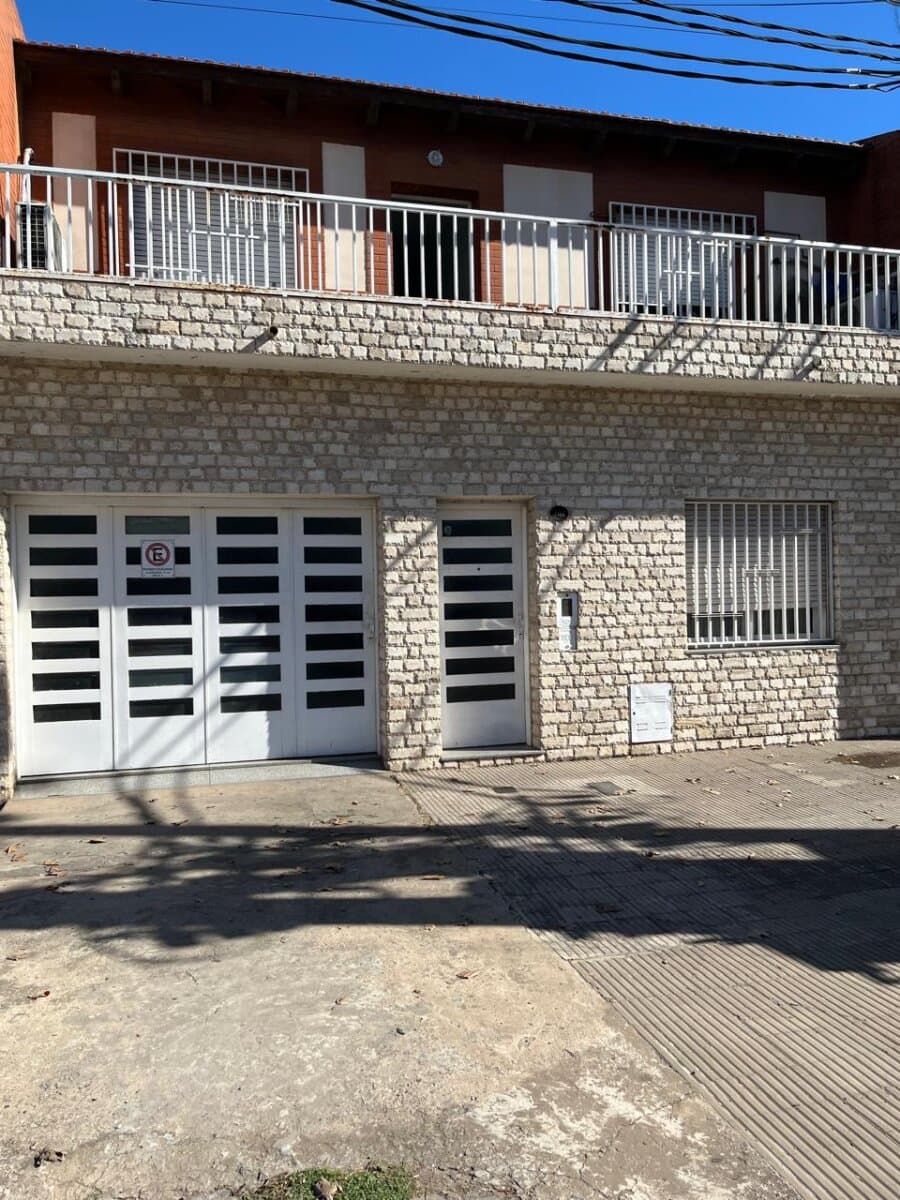 Bvd Avellaneda. Casa en 2 plantas con Garage. — foto 2