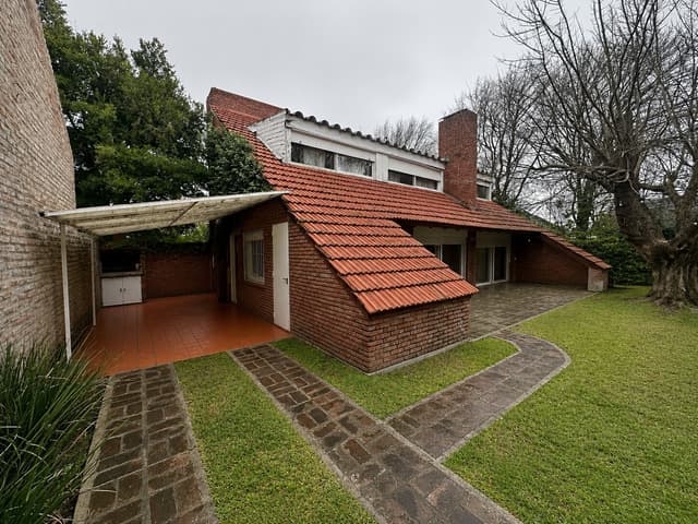 Joaquin Lagos 8333 - Casa 3 dormitorios frente a Jockey Club