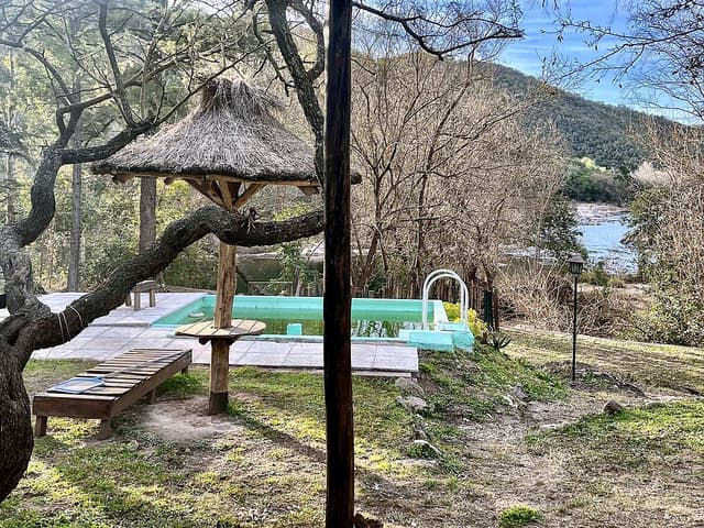 Casa 4 dormitorios con pileta y bajada al río Anisacate en La Serranita