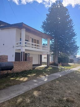 Sólida Casa de 224 m² en Dos Plantas – Estilo Patagónico sobre Ruta 40, El Maitén