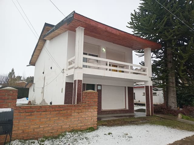 Sólida Casa de 224 m² en Dos Plantas – Estilo Patagónico sobre Ruta 40, El Maitén