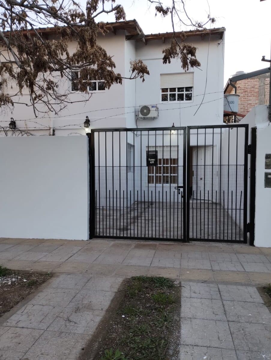 Duplex 2 dormitorios con entrada de vehiculo — foto 1