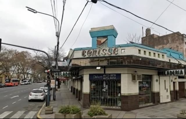 Local en alquiler en importante esquina en Floresta!