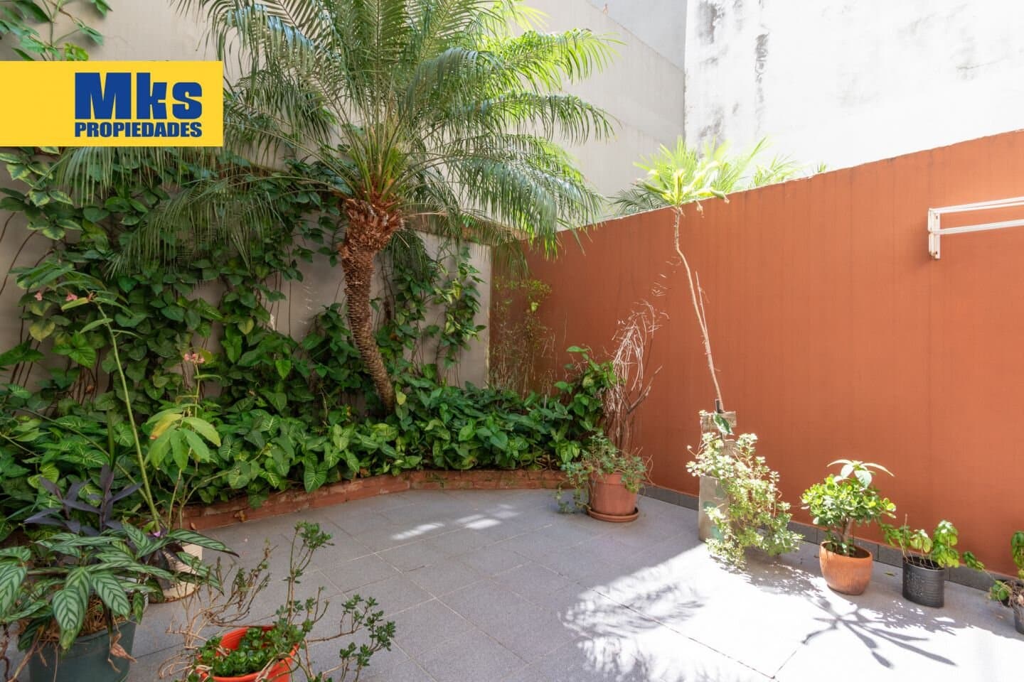 Venta Triplex. 4 ambientes.Barracas. Patio y cochera. — foto 1
