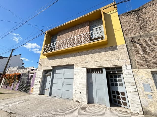 Alquiler | Salón Comercial y Galpón con Ingreso Vehicular (Biedma y Roca)