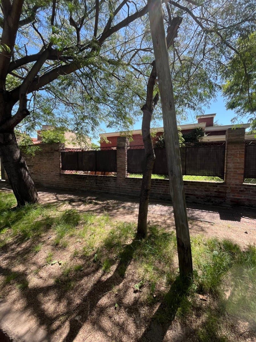 Fisherton. Casa con amplio terreno. A reciclar. — foto 3