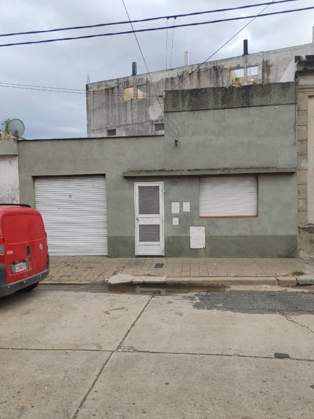 Casa a reciclar de dos dormitorios. Pasaje Ronchi 914