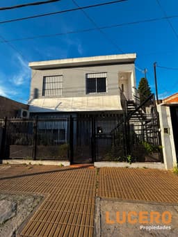Casa 3 ambientes con terraza en Morón