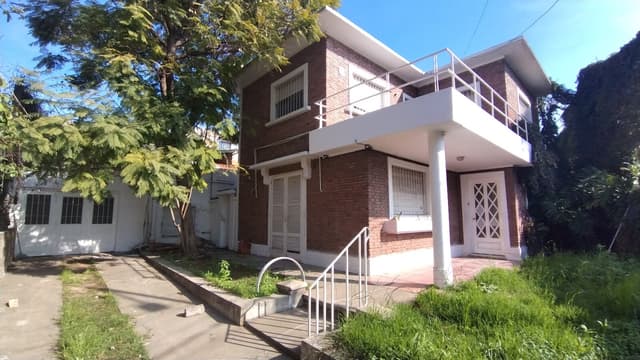 Amplia casa 3 dormitorios, cochera y ambientes adicionales - OPCION USO COMERCIAL