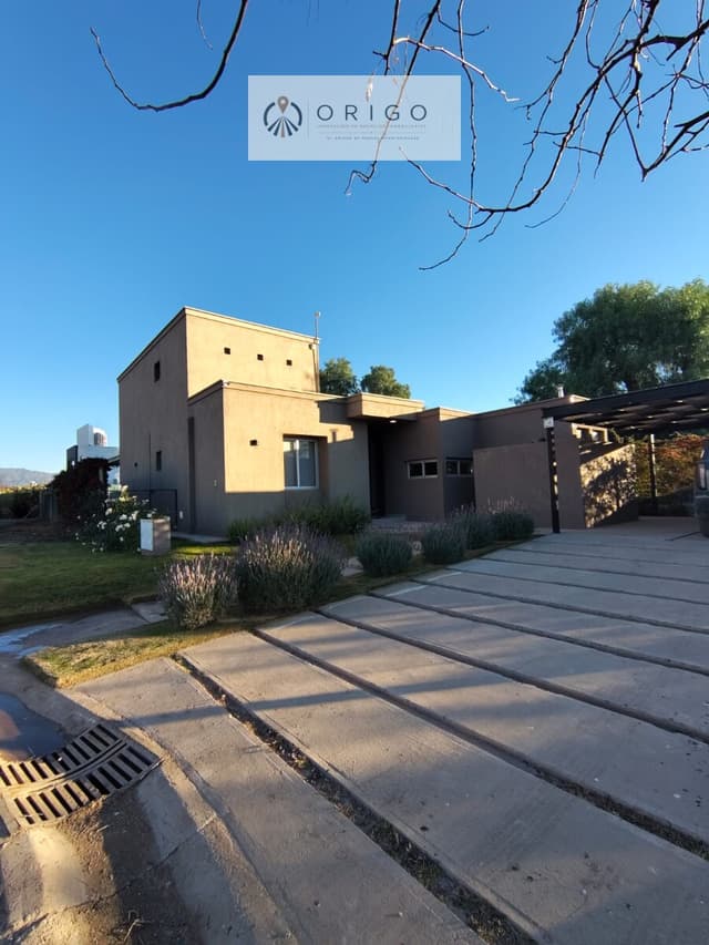 ORIGO NEGOCIOS INMOBILIARIOS OFRECE HERMOSA CASA EN DOS PLANTAS